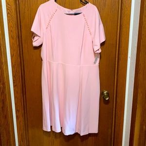 Short sleeve summer dress with pearl detailing.